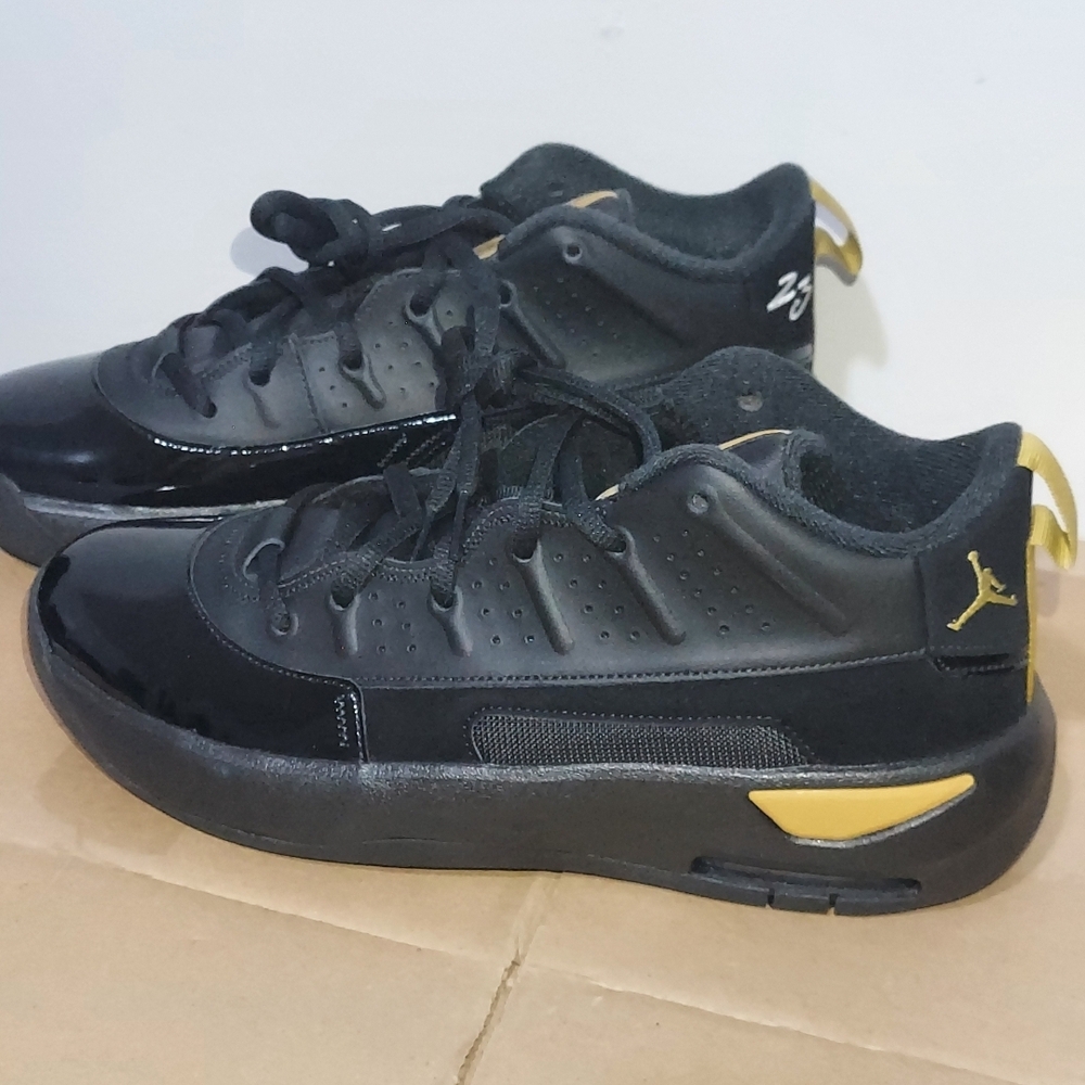 Men's Jordan Max Aura  Mid Sneaker - Black/Gold Size 10